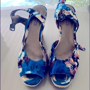 Pre owned blue flower wedge sandals, size 9.